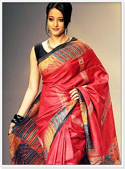 Raima Sen in Red Handloom Saree at Kolkata Fashion Week