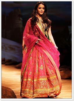 Raima Sen in Ritu Kumar Bridal lehnga Choli, HDIL Couture Week